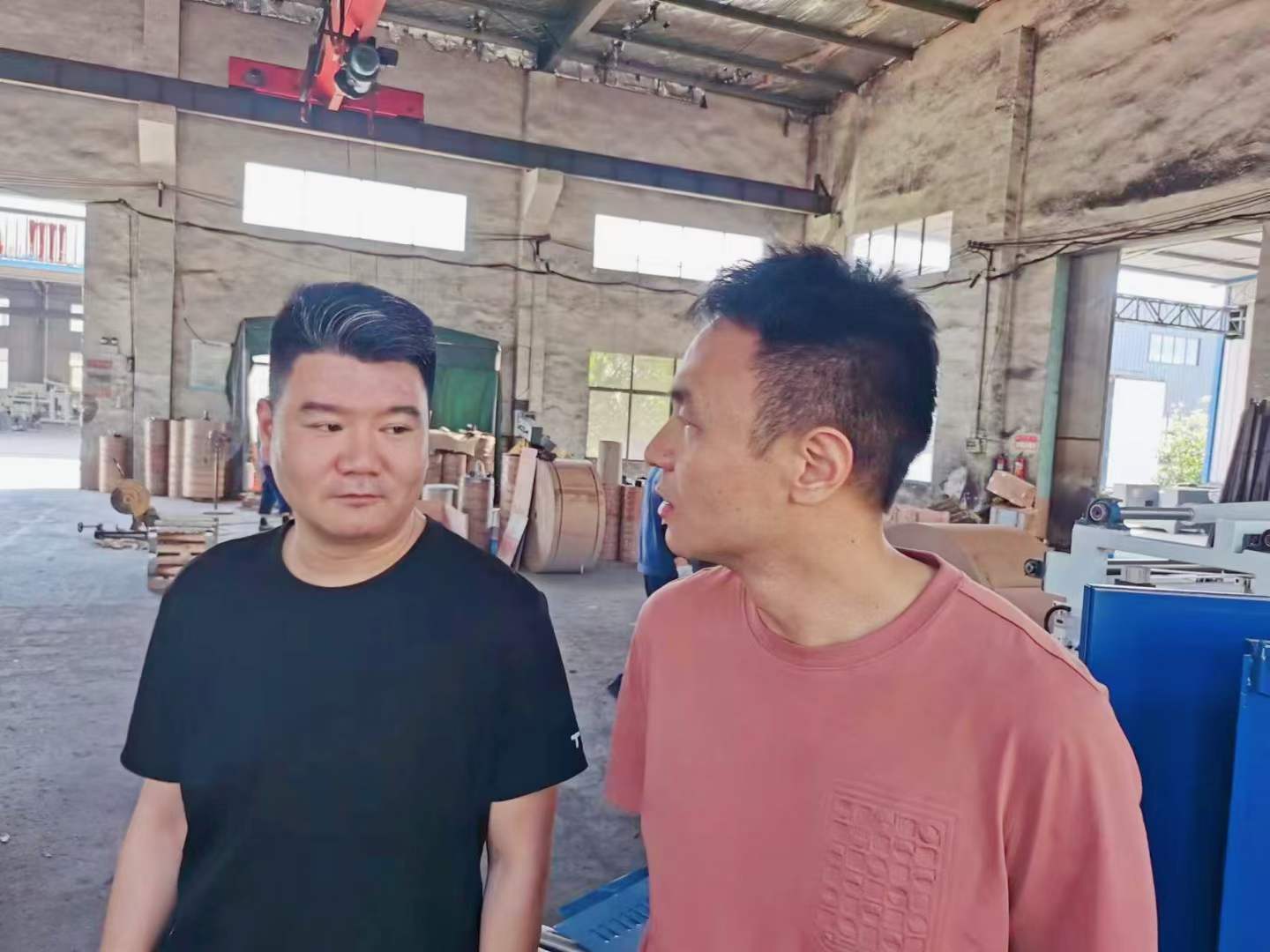 熱烈歡迎西工大趙盼博士后、教授帶領(lǐng)科研團(tuán)隊(duì)到上高縣雙新紙桶設(shè)備有限公司考察，雙方就全自動(dòng)鐵箍紙桶設(shè)備流水線(xiàn)的研發(fā)達(dá)成了初步的意向。